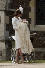 路易小王子受洗儀式！喬治、夏綠蒂好萌，凱特王妃「白色時尚」成焦點！