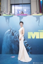 李冰冰《巨齒鯊》首映會側露美背超撩人！「裙子一掀」驚見醜時尚！