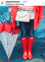 還在穿像垃圾袋的輕便雨衣？時尚潮人最愛雨季單品是「PVC」！