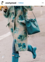 還在穿像垃圾袋的輕便雨衣？時尚潮人最愛雨季單品是「PVC」！