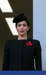 凱特王妃、梅根「黑色時尚」比美！頭髮亂翹形象扣分的是她...