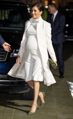 梅根連續穿「同款」白色大衣又爆奢侈說？網：看不出差別在哪！