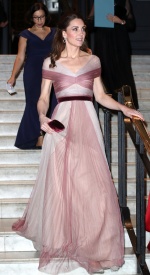 凱特王妃端出胸前 V 字線挑戰「芋頭紫」！外媒大讚是英國玫瑰！