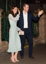凱特王妃穿「粉晶藍」禮服好像艾莎公主！胸前深 V 不容忽視...