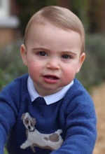 路易小王子一歲了！最新生日照由凱特掌鏡穿「皇家藍」萌翻！