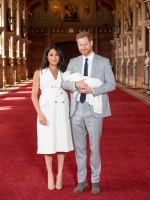 皇家寶寶終亮相取名「亞契」！梅根穿白色洋裝、高跟鞋展好氣色！