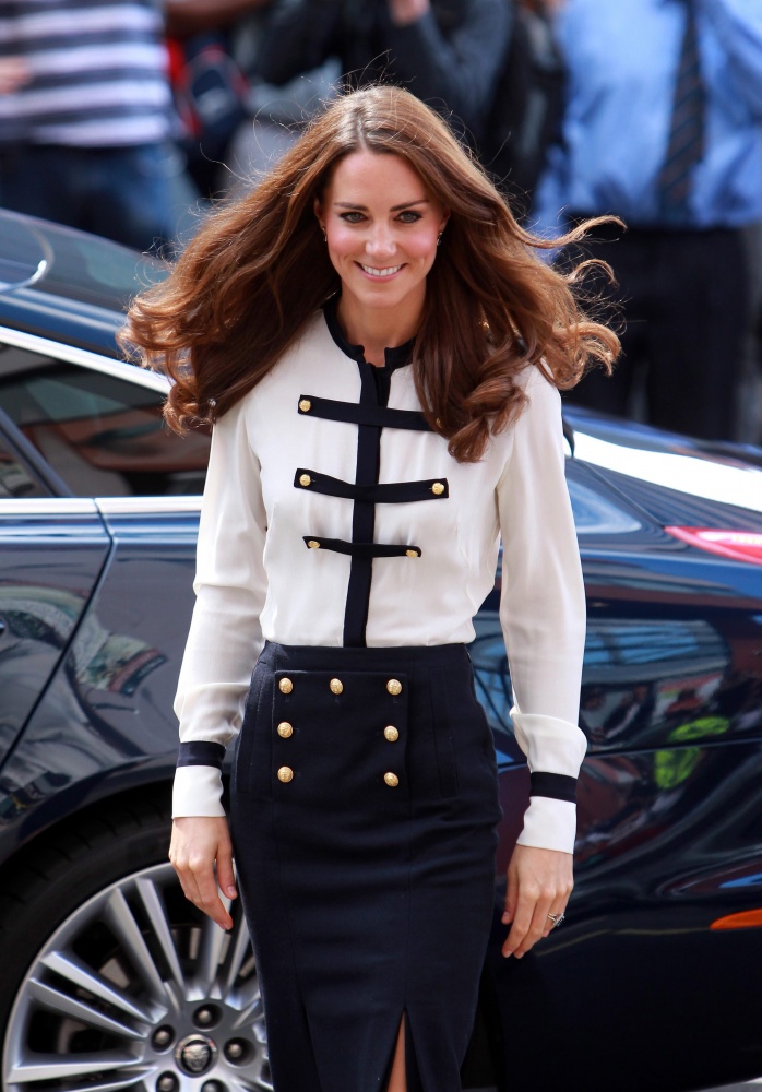 2011 年至今這大衣還在代購清單上！凱特王妃掀「軍裝」熱潮...
