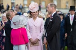 凱特王妃穿流行的乾燥玫瑰色！被媒體拍到「最萌瞬間」美照...
