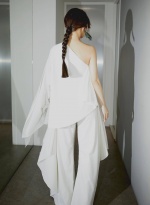 楊丞琳穿白色女神裝登台表演！卻遭網疑惑：怎麼好像塑膠袋？
