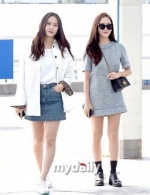 Jessica 與 Krystal 機場時尚大曬長腿。（照片截自微博）