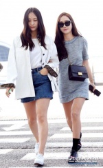 Jessica 與 Krystal 為實境節目拍攝出發美國，兩人休閒又帶有時尚感的機場時尚造成話題。（照片截自微博）