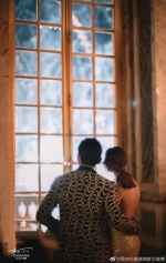 周杰倫與昆凌在凡爾賽宮看煙火。（照片截自微博）