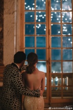 周杰倫與昆凌在凡爾賽宮看煙火。（照片截自微博）