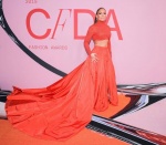 Jennifer Lopez珍妮佛洛佩拿下年度時尚指標獎。