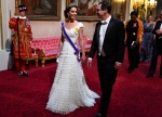凱特王妃在晚宴上穿著Alexander McQueen晚禮服搭配黛妃生前最愛的劍橋情人結頭冠。（美新社）
