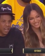碧昂絲與老公Jay-Z現身NBA總冠軍賽球場，對鏡頭一臉燦笑。（照片截自碧昂絲IG）
