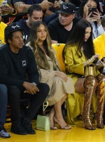 身旁的陌生女性向老公Jay-Z搭話，被鏡頭捕捉到碧昂絲一臉無奈。（照片截自Twitter）