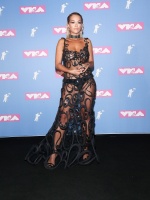 Rita Ora去年於MTV音樂錄影帶獎上的禮服來自Jean Paul Gaultier，造型同樣非常大膽。（美聯社）