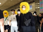 成員Suga背著Dior新包款現身機場。（歐新社）