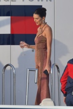 Kendall Jenner日前在摩納哥度假，出自Tommy Hilfiger的簡單連身衣造型運用金蔥的面料帶來亮眼效果。（品牌提供）