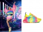 泰勒絲日前登上音樂節舞台表演，便是穿著Stella McCartney的彩虹色運動鞋。（截自泰勒絲IG、購物網站Dante5）