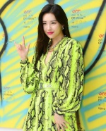 韓國女星宣美參加品牌活動，以一身亮眼螢光綠色現身。（截自宣美 IG）