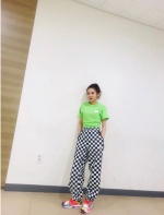 韓國女星Dara以黑白格紋寬褲搭配，穿出潮流感十足的組合。（截自Dara IG）