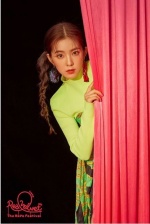 Red Velvet隊長 Irene在回歸預告照中，以亮眼絲巾做出強烈造型。（截自Red Velvet IG）