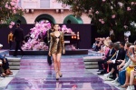 Irina Shayk分手男友後首復出開工走上Versace 2020春夏男裝秀。（美聯社）