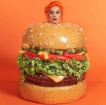 Katy Perry凱蒂佩芮曾在Met Gala的會後派對穿著「漢堡裝」引起話題討論。（截自Katy Perry IG）