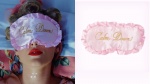泰勒絲在MV中使用的眼罩、手機殼來自自己的周邊商品。（截自泰勒斯官網、Youtube）