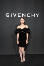 Rooney Mara魯妮瑪拉為經典小黑禮服穿出不同的風情。（品牌提供）