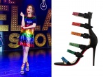 搭配的高跟涼鞋同樣以鮮豔的彩虹色調做出亮眼裝飾，這雙涼鞋來自Christian Louboutin，約NTD.63,000。（品牌提供）