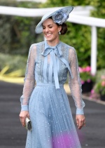 凱特王妃身著Elie Saab連身裙，拼接設計細節非常精緻。（路透）