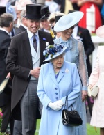 英國女王與凱特王妃不約而同穿著同樣的色彩。（路透）