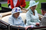 英國女王與公爵夫人卡蜜拉穿著相似的色調。（歐新社）