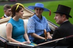 英國王室成員的兩位公主都是穿著相近的藍色調。（歐新社）