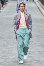 韓國男星宋旻浩走上Louis Vuitton 2020春夏男裝伸展台。（截自vogue.com）