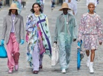 Louis Vuitton春夏男裝以粉彩色調與亮眼印花帶來亮眼的視覺。（截自vogue.com）