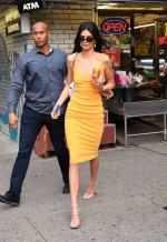 Kendall Jenner一身橘色現身紐約街頭，焦點全被一瓶可樂搶走。（截自Twitter）