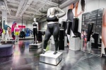 Nike在倫敦旗艦店設立大尺碼區，卻因為一尊人台惹爭議。（截自twitter）
