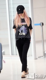 太妍以搖滾樂團T-Shirt穿出全身黑色的造型非常率性。（截自twitter）