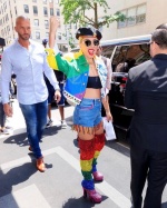 Lady Gaga造型靈感來自同志文化中的六色彩虹。（截自Lady Gaga IG）