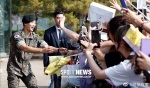 韓星金秀賢今天退伍，現場聚集媒體與大批粉粉絲。（截自微博）