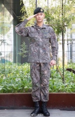 韓國軍方日前公布金秀賢的近照，與兩年前改變不多、看似狀態非常好。（截自微博）