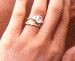 梅根王妃的新戒指是來自哈利王子的設計。（截自 twitter）