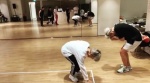 韓團EXO成員伯賢挑戰時直接一腳踢在團員燦烈手上。（截自世勳IG）