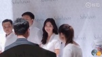 宋慧喬今日出席品牌活動，以微笑回應粉絲熱情呼喊。（截自微博）