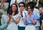 梅根王妃去年與凱特王妃一起現身球場，當時穿著的造型不僅引起討論、更造成同款熱賣的「梅根效應」。（美聯社）