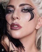 Lady Gaga在首波形象照中親身上陣。（截自hausbeautynews IG）